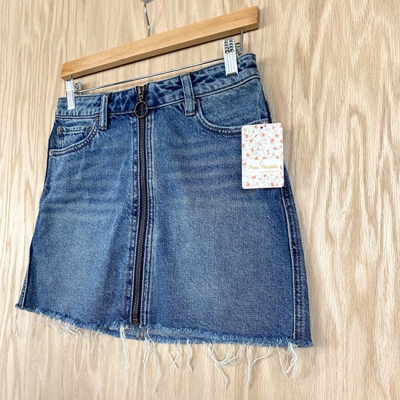 Free People Zip It Up Frayed Jean Skirt NEW - Picture 4 of 9
